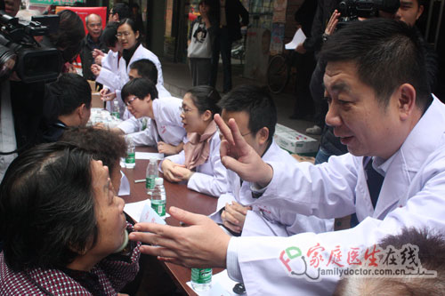 余敏斌教授和多位眼科专家为京溪街居民义诊