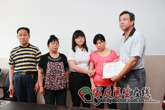 广东省红十字会为郭玉秀家属颁发器官捐献的荣誉证书。