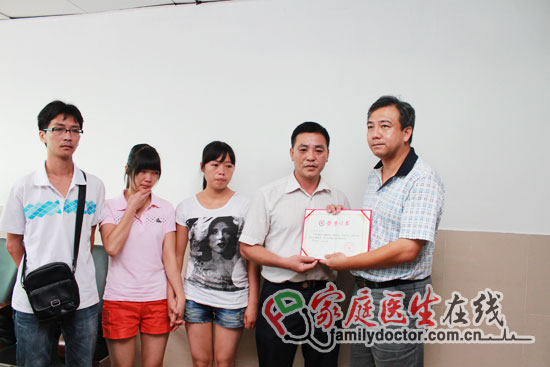 广东省红十字会向邱佛来家属颁发器官捐献的荣誉证书。