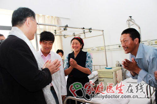 来自西部藏族地区的家属非常感谢美国蝴蝶基金会提供的免费手术治疗，并送上送丝白色围巾对他们的帮助表示感谢。