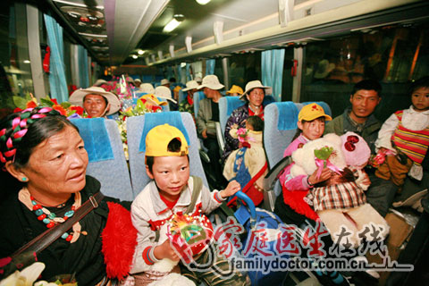 广州军区总医院专门派车迎接30位西藏患儿及家属的到来，一路上他们很兴奋。