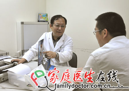 玄绪军教授在诊室内看诊，耐心为病人解释病情